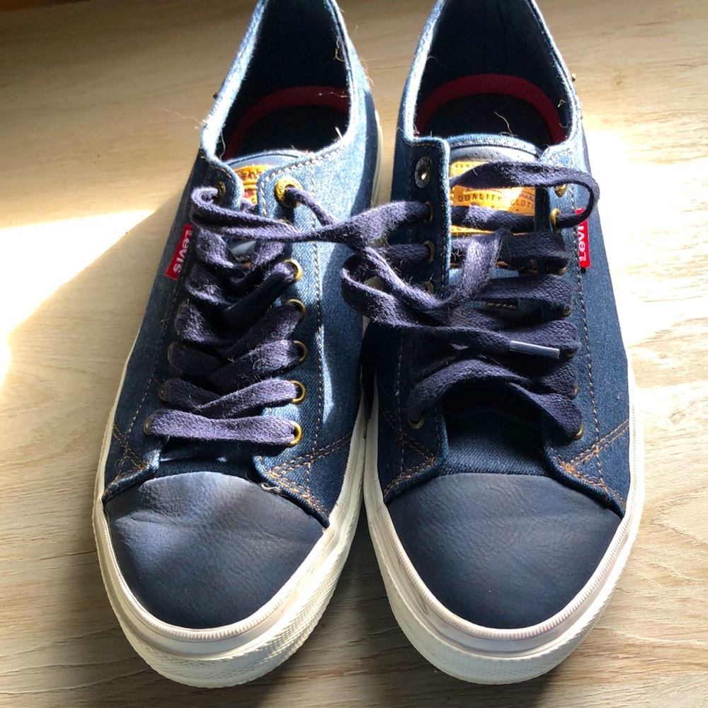 Men’s sneakers worn once size 9